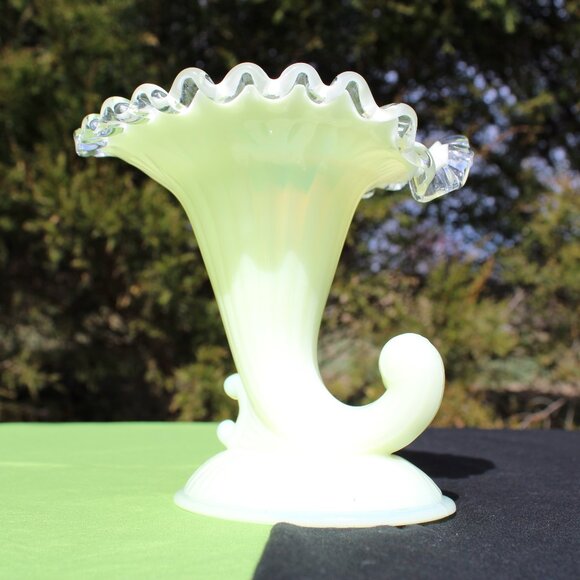 Pair of Ivory Crest Cornucopias - Picture 6 of 7